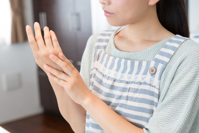 つらい水仕事での手荒れ……原因や対策方法を解説します！