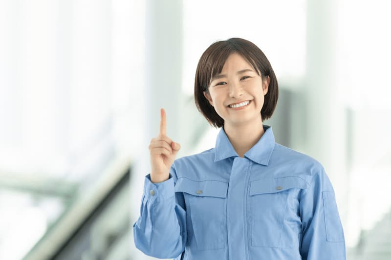 アドバイスをする女性