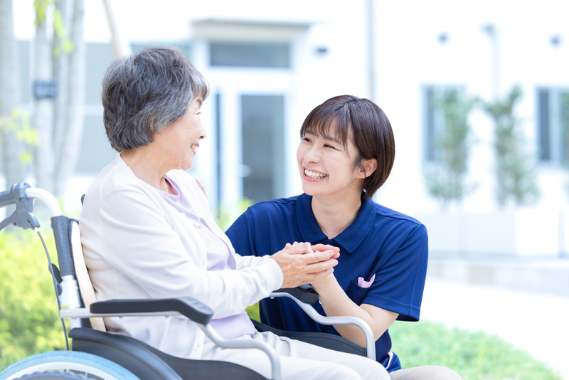 ご年配の女性に寄り添う女性