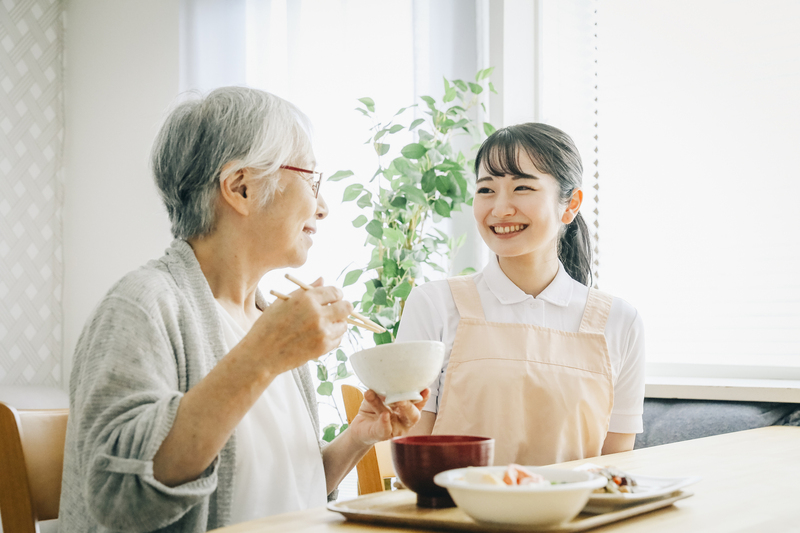 笑顔でサポートする様子